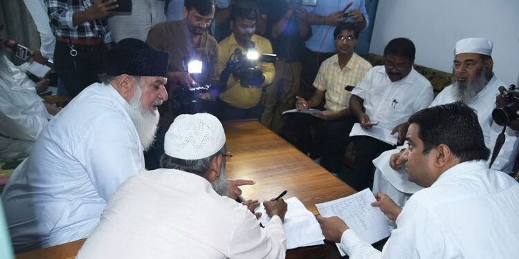 مدارس کا سروے: دارالعلوم ندوۃ العلماء میں دو گھنٹے چلا سروے، افسران نے کئی دستاویزات کھنگالے