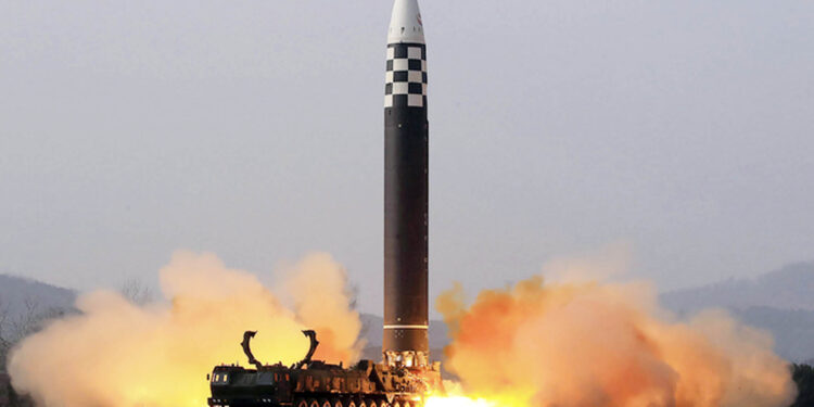 شمالی کوریا نے مشرقی سمندر کی طرف دو میزائلیں داغیں
