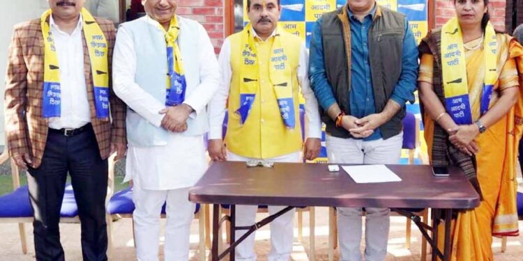 بی جے پی لیڈر یوگیندر اپادھیائے عام آدمی پارٹی میں شامل : منیش سسودیاسینئر وکیل اتل کمار پانڈے، بی جے پی کی ضلعی عہدیدار سنیتا سنگھ اور ڈویڑنل نائب صدر انیتا نے نائب وزیر اعلی منیش سسودیا کی موجودگی میں ’آپ‘ میں شمولیت اختیار کی