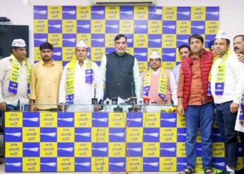 کانگریس لیڈر اوم پرساد اور محمد فرقان قریشی عام آدمی پارٹی میں شامل