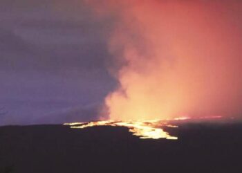 دنیا کا سب سے بڑا فعال آتش فشاں ماونا لوا تقریباً 40سال بعد پھر پھٹنا شروع