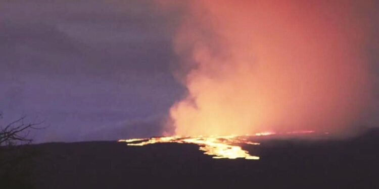 دنیا کا سب سے بڑا فعال آتش فشاں ماونا لوا تقریباً 40سال بعد پھر پھٹنا شروع