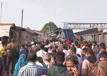 اوڈیشہ :پٹری سے اتری مال گاڑی، اسٹیشن پر چڑھے ڈبے، 2کی کچل کر موت، دیگر کئی زخمی