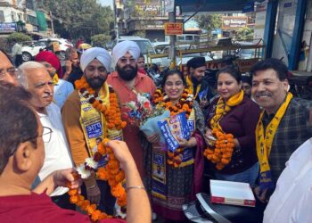 ’آپ‘ امیدواروں نے کجریوال کی 10ضمانتیں گھر گھر پہنچانے کا کام شروع کردیا