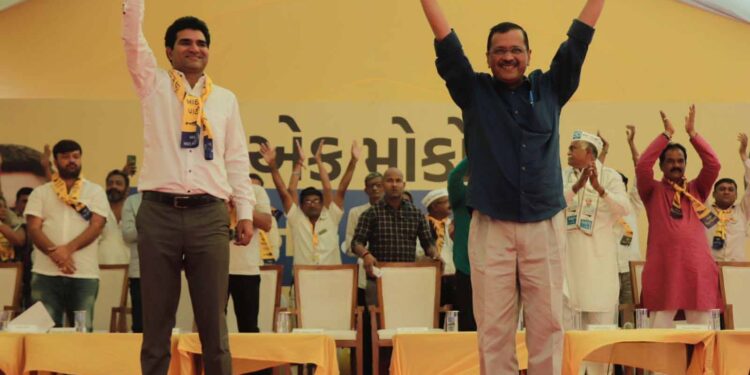 گجرات کو اسودن گڑھوی جیسے پڑھے لکھے، کام کرنے والے اور دبنگ وزیراعلیٰ کی ضرورت ہے، نہ کہ بھوپیندر بھائی پٹیل جیسے کٹھ پتلی وزیراعلیٰ کی:اروند کجریوال