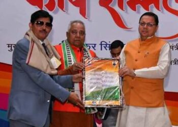 اتراکھنڈ کے وزیر اعلیٰ نے شاعر افضل منگلوری کو اعزاز سے نوازا