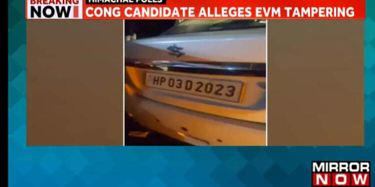نجی گاڑی میں ای وی ایم ملنے پر 6 انتخابی کارکن معطل، کانگریس کارکنوں نے پکڑی تھی مشینیں