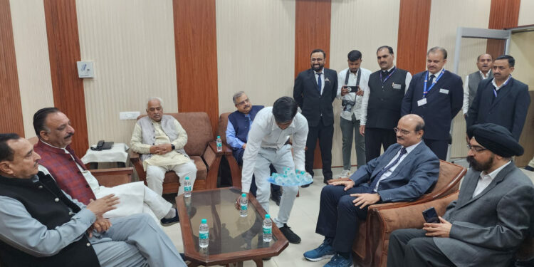 سہارنپور ریلوے کے مسائل کے حل کے لئے جی ایم سے ملے رکن پارلیمنٹ حاجی فضل الرحمن