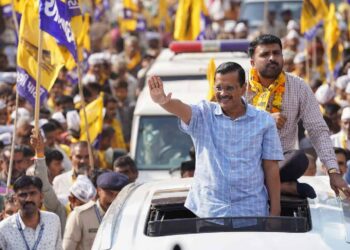 گجرات میں بھی شاندار اسکول بنا کر آپ کے بچوں کو اچھا مستقبل دوں گامیرے پاس پیسے نہیں ہیں اس لیے سڑکوں پر گھوم رہا ہوں، مجھے آپ کی مدد چاہیے:کجریوال