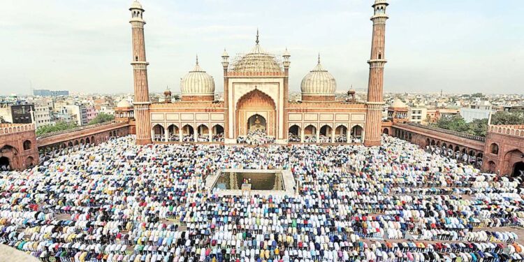 جامع مسجد دہلی:شاہی امام نے مسجد کا وقار بچانے کی کوشش کی تو مچ گیا ہنگامہ