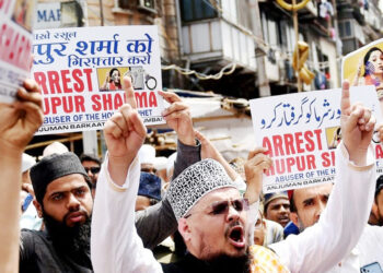 پابہ گل سب ہیںرہائی کی کرے تدبیر کون