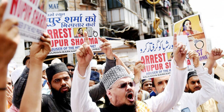 پابہ گل سب ہیںرہائی کی کرے تدبیر کون