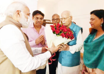 نریندر مودی ایل کے اڈوانی کو ان کی سالگرہ پر مبارکباد دینے ان کے گھر پہنچے