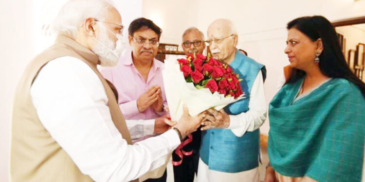 نریندر مودی ایل کے اڈوانی کو ان کی سالگرہ پر مبارکباد دینے ان کے گھر پہنچے