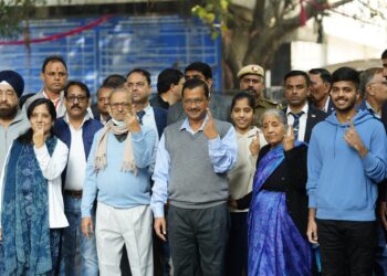 وزیر اعلی کجریوال نے اپنے گھر والوں کے ساتھ ووٹ ڈالا