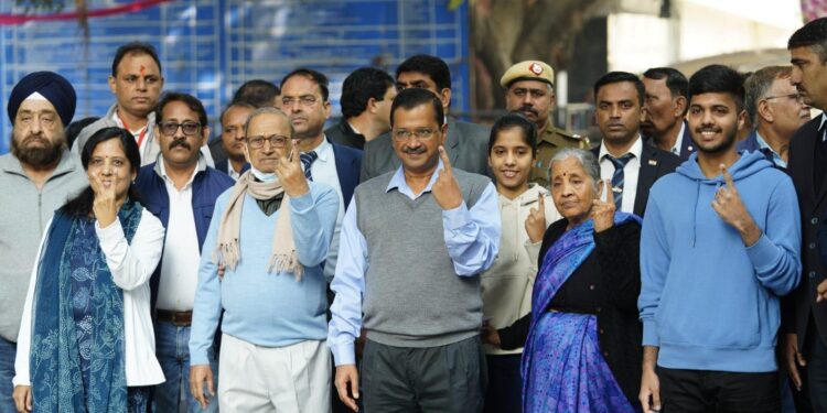 وزیر اعلی کجریوال نے اپنے گھر والوں کے ساتھ ووٹ ڈالا