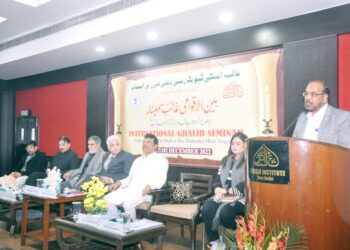 غالب کے یہاں تضاد،تصادم و تنوع ہے، یہی غالب کو امتیاز عطاکرتا ہے:انور پاشا