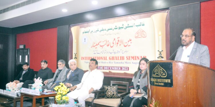 غالب کے یہاں تضاد،تصادم و تنوع ہے، یہی غالب کو امتیاز عطاکرتا ہے:انور پاشا