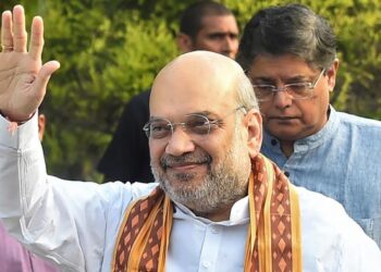 گجرات میں انتخابی تشہیر کے دوران امت شاہ کا ’سبق  سکھانے‘ والا بیان انتخابی کمیشن کی نگاہ میں غلط نہیں