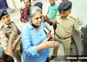 گجرات چناؤ میں’ 2002‘ کی انٹری