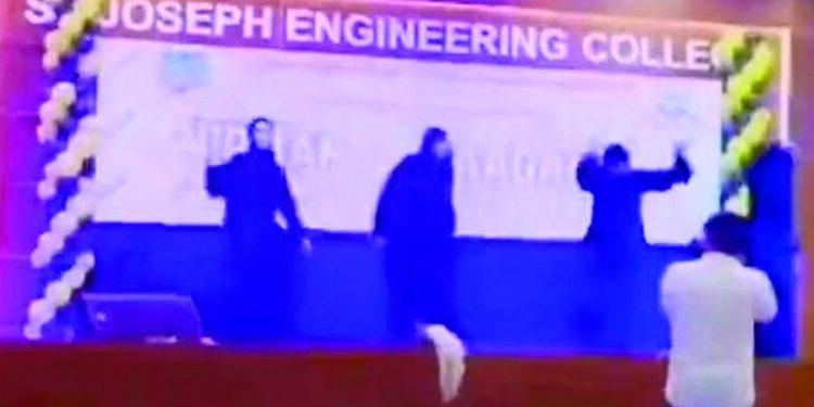 کرناٹک: برقعہ کا مذاق اڑانا پڑا بھاری، کالج سے 4طلباء معطل