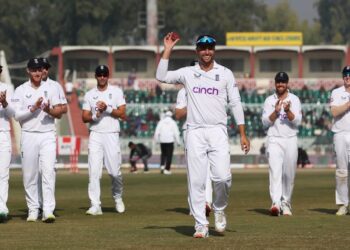 دلچسپ مقابلے میں انگلینڈ نے پاکستان کو 74 رنز سے شکست دیکر ایک نیا ریکارڈ قائم کیا