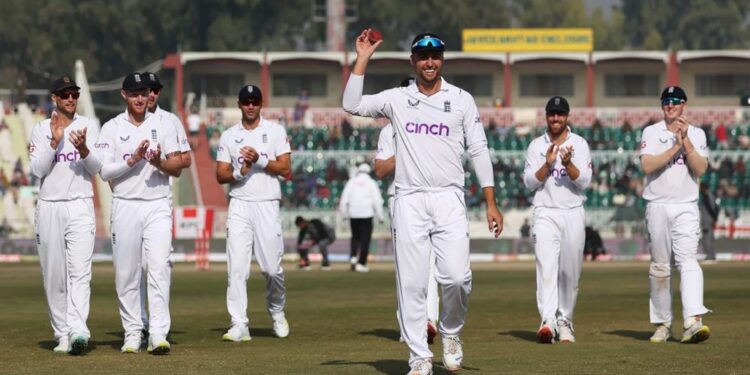 دلچسپ مقابلے میں انگلینڈ نے پاکستان کو 74 رنز سے شکست دیکر ایک نیا ریکارڈ قائم کیا