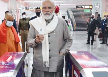 وزیراعظم نے میٹرو میں ٹکٹ خرید کر سفرکیا