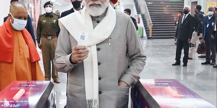 وزیراعظم نے میٹرو میں ٹکٹ خرید کر سفرکیا