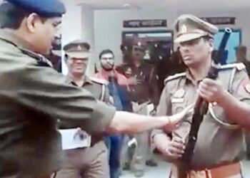 یوپی پولس کا سب انسپکٹر رائفل لوڈ کرنے میں ناکام