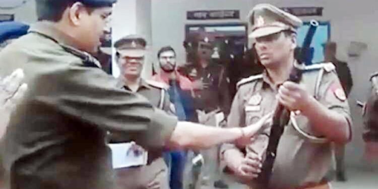 یوپی پولس کا سب انسپکٹر رائفل لوڈ کرنے میں ناکام