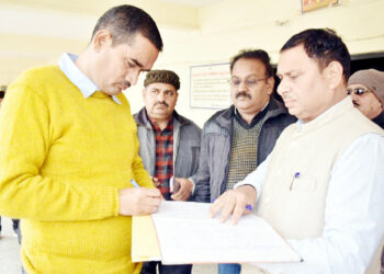 ڈی ایم نے سیا سی پارٹیوں کے نمائندوں کے ہمراہ ای وی ایم گودام کا معا ئنہ کیا