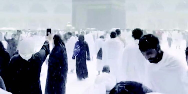 خانہ کعبہ میں طواف کے دوران بارش