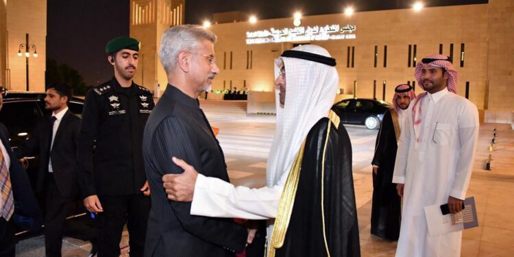 خلیجی خطے کے ساتھ ہندوستان کی مصروفیت تاریخی ہے۔  عمانی ایڈیٹر