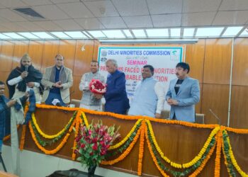 اقلیتوں کے مسائل پر گفتگو ہوتی رہنی چاہیے کیونکہ جب بات ہوگی تبھی ان کا حل ہوگا