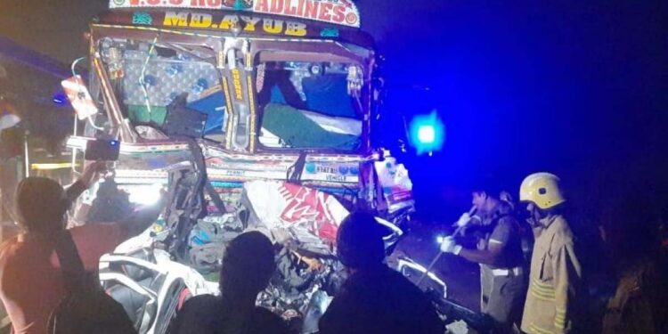 سڑک حادثے میں ایک ہی خاندان کے 5افراد ہلاک