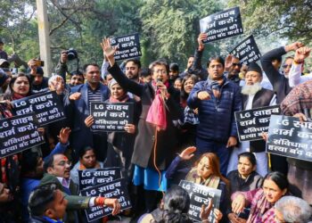 عاپ نے کیا ایل جی ہاؤس پر مظاہرہ