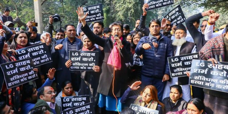 عاپ نے کیا ایل جی ہاؤس پر مظاہرہ