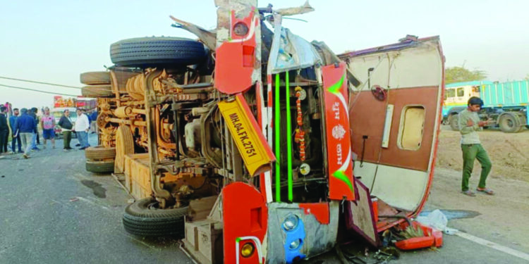 مہاراشٹر: بس -ٹرک تصادم میں 10 ہلاک، متعدد زخمی