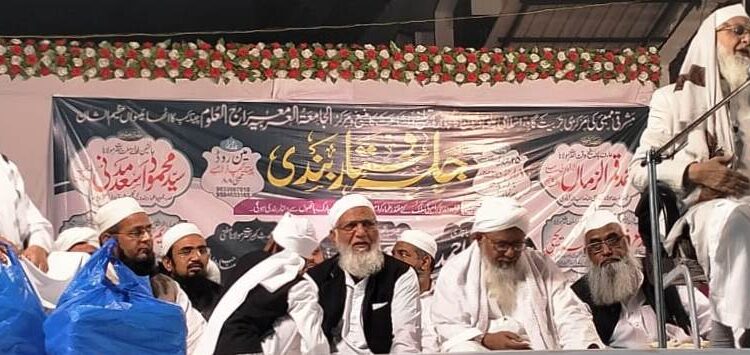 جامعہ معراج العلوم چیتا کیمپ ممبئی کے جلسہ دستار بندی میں113؍حفاظ اور18؍قراء کو اکابر و مشائخ کے ہاتھوں دستار سے نوازا گیا