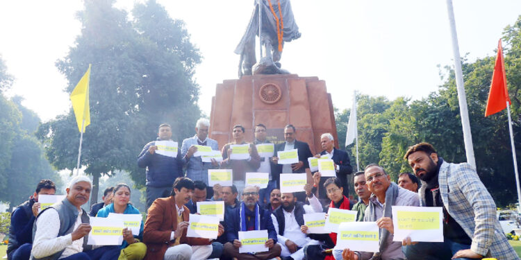 ایل جی صاحب چیف سکریٹری، پرنسپل سکریٹری فائنانس اور ہیلتھ سکریٹری کے ذریعہ دہلی حکومت کے ہر کام کو روک رہے ہیں: آتشی