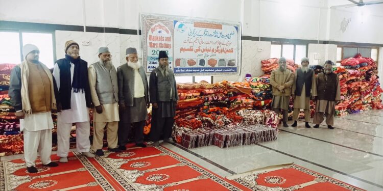 ضلعی جمعیت اہل حدیث سدھارتھ نگر کے زیر نگرانی حلقہ بانسی میں مستحقین کے درمیان کمبل اور گرم لباس تقسیم