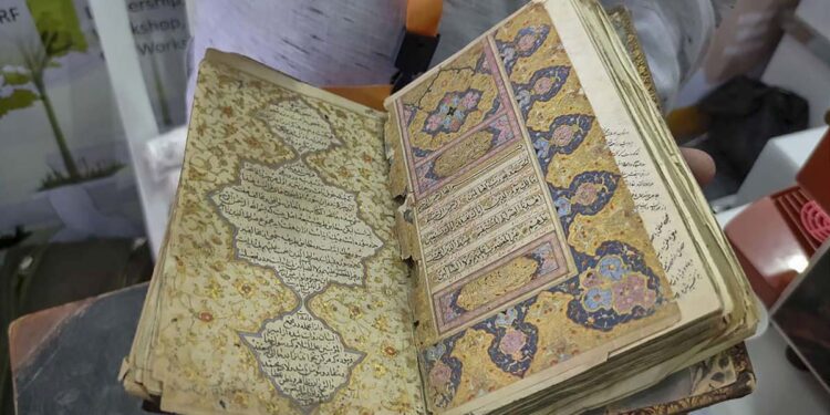 آر ایس ایس نے سونے سے لکھا قرآن انڈین سائنس کانگریس میں نمائش میں رکھا