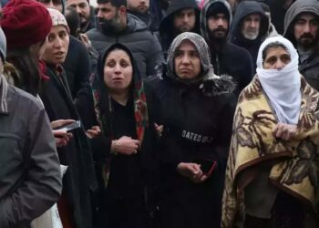 ترکی کی گلیوں میں بے گھر شامی ملبے تلے دبے پیاروں کی قسمت جاننے کے منتظر