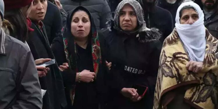 ترکی کی گلیوں میں بے گھر شامی ملبے تلے دبے پیاروں کی قسمت جاننے کے منتظر