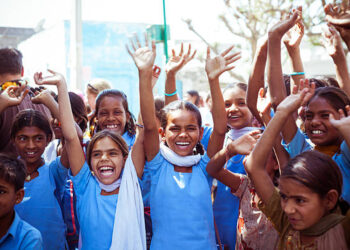 پنجۂ کفر دختران ملت کے گریبان تک!