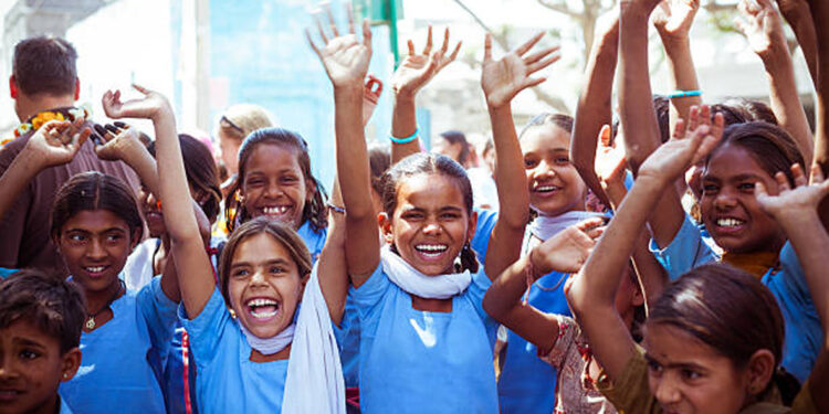 پنجۂ کفر دختران ملت کے گریبان تک!