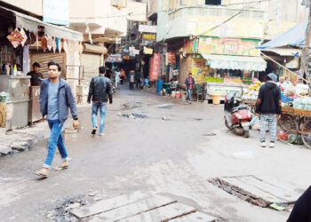 شاہین باغ کے ہائی ٹینشن روڈ پر بہنے والے گندے پانی کو روکنے کا کام شروع