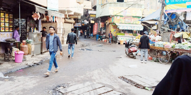 شاہین باغ کے ہائی ٹینشن روڈ پر بہنے والے گندے پانی کو روکنے کا کام شروع