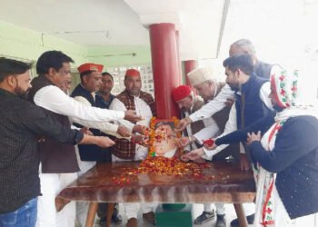 سماج وادی پارٹی کارکنان نے بہار کے سابق وزیر اعلیٰ کرپوری ٹھاکر کی برسی پر انہیں خراج عقیدت پیش کیا